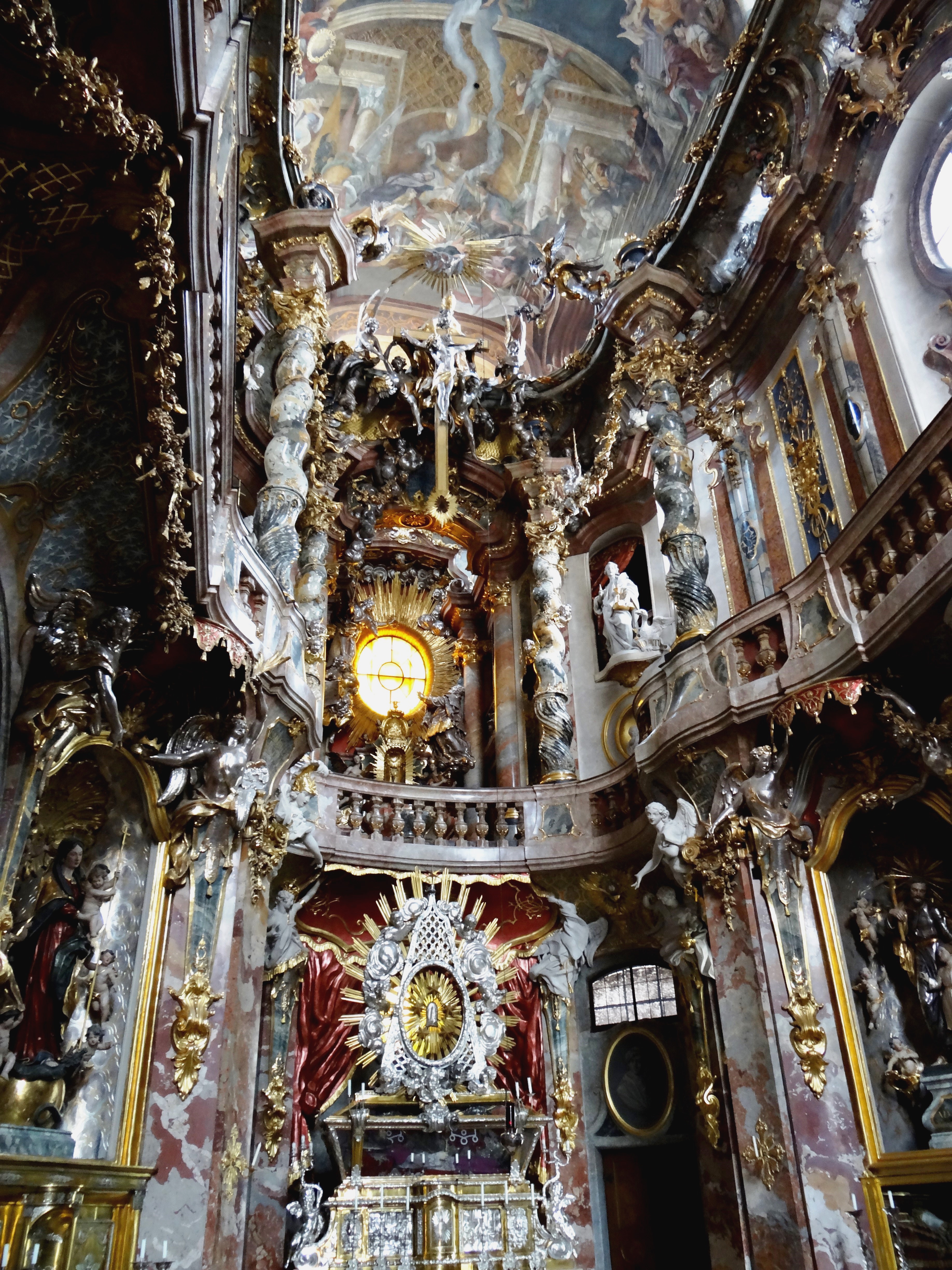 Otra vista del interior rococó de la iglesia