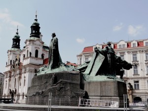 Monumento a Jan Hus y detrás la Iglesia de San Nicolás, devuelta a los husitas