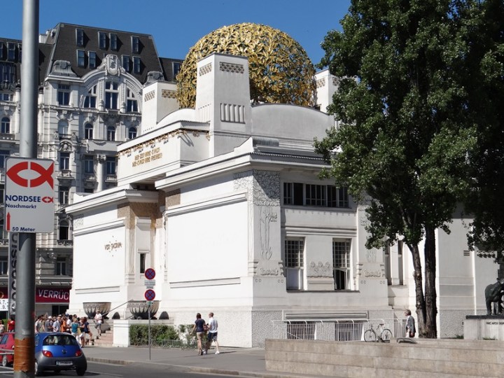 Vista exterior del Edificio de la Secession. Arriba se observa el "repollo de oro", como lo llaman los vieneses.