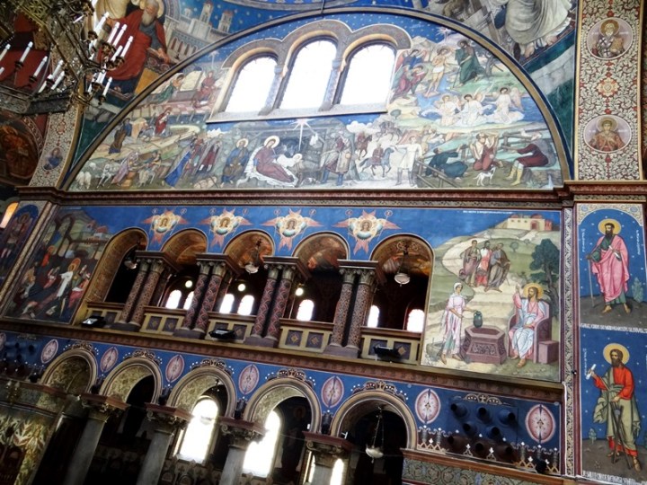 Vista de una de las paredes, pintada al estilo neobizantino