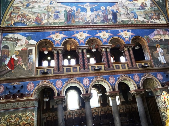 Vista de otra de las paredes de rica policromía. Nótese la gran cantidad de arcos de medio punto.