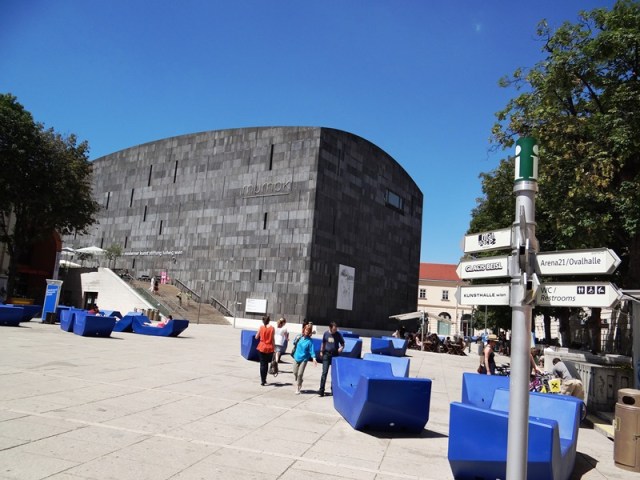 Vista del Mumok, uno de los museos del Muzeum Quartier