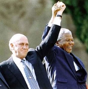 Frederyk de Klerk y Nelson Mandela, símbolos de la reconciliación del pueblo sudafricano