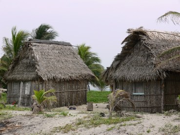 "Champa" es el nombre que recibe este tipo de edificación.Comunidad garífuna de Miami, Parque Nacional Jeannette Kawas, Tela, Honduras