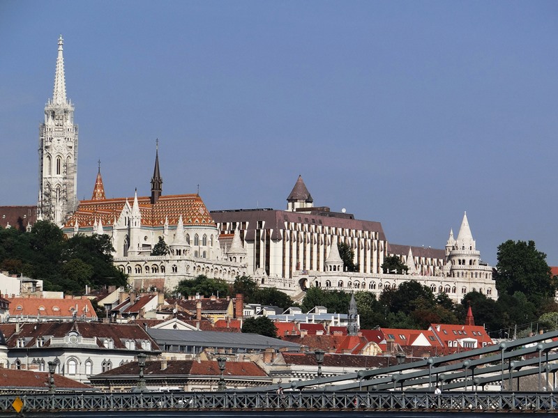 Arriba, a la derecha, Ia iglesia de San Matías, en el centro un hotel y centro comercial (donde se encuentra el Museo del Mazapán) y a la derecha el Bastión de los Pescadores. debajo se ve algo del Puent de las Cdenas.