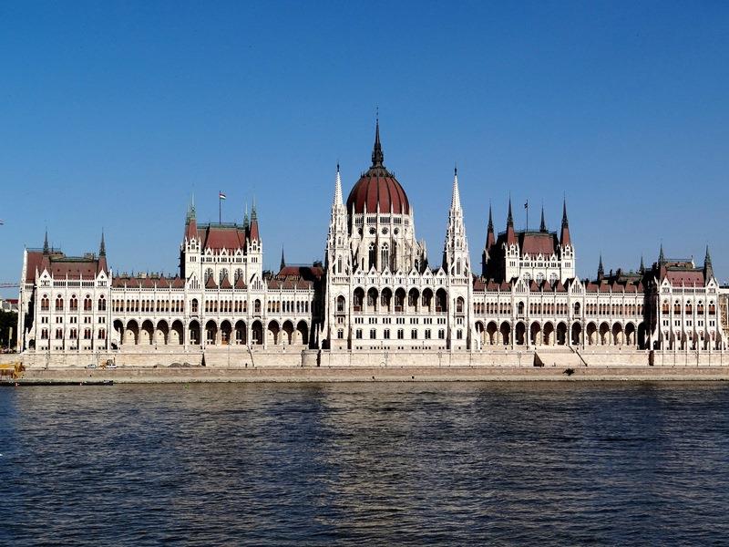 Parlamento de Hungría, ubicado en Pest, visto desde Buda