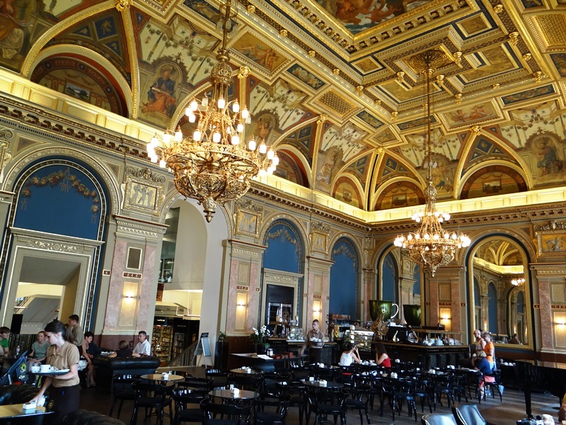 El Lotz Terem (“Café del Libro”), subiendo las escaleras mecánicas de la Librería Alexandra