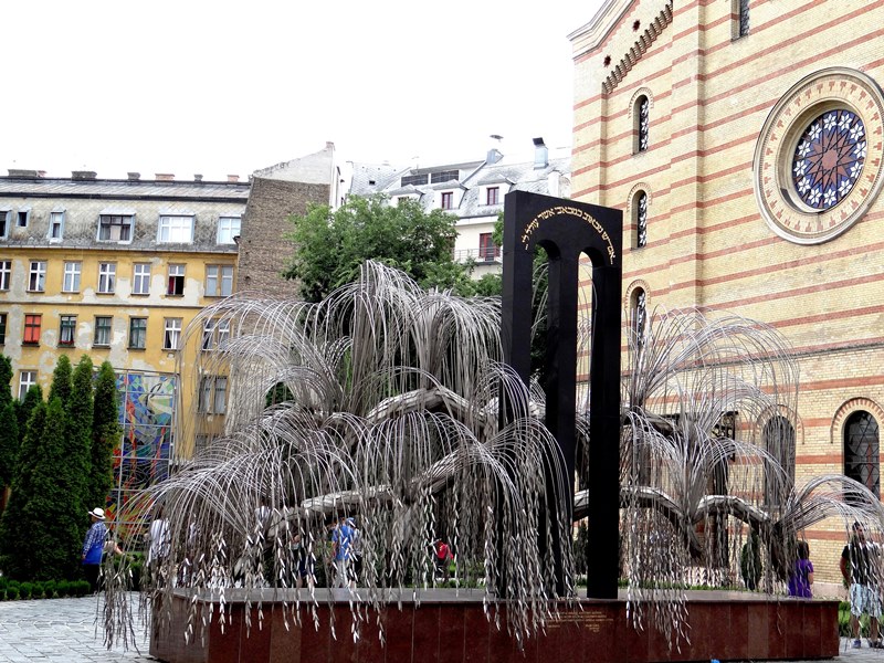 Memorial a los mártires judíos húngaros, de Imre Varga, es un árbol metálico cuyas hojas llevan los nombres de cada mártir