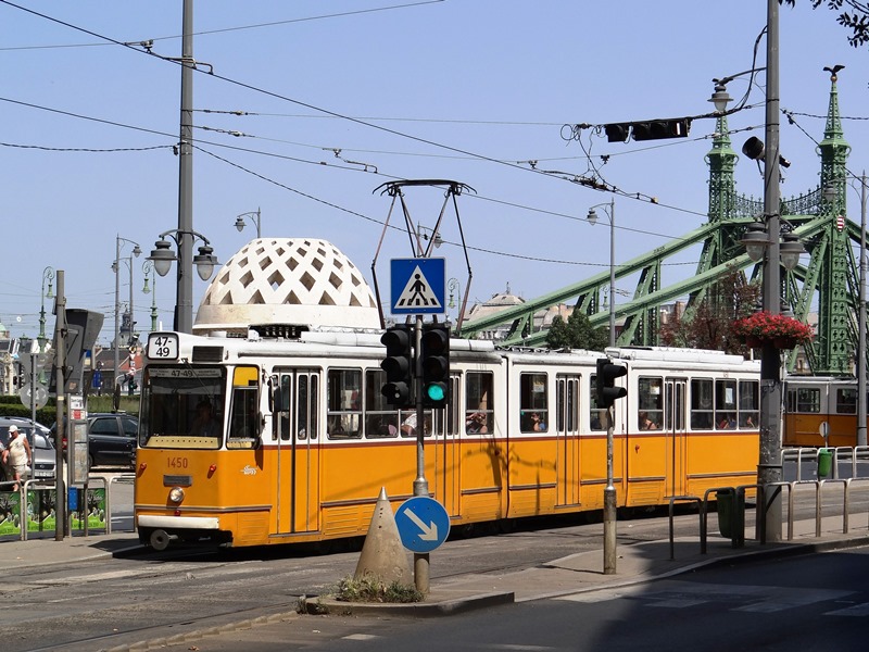 Tranvía frente al Hotel Gellert