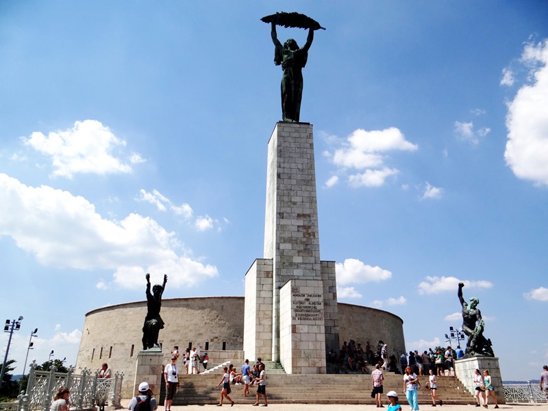 La Ciudadela fue un punto estratégico de control militar construida en la colina Gellert a mediados del siglo XIX. Hoy allí hay hermosos miradores panorámicos que dan al río Danubio y espléndidos monumentos, como el de la foto.