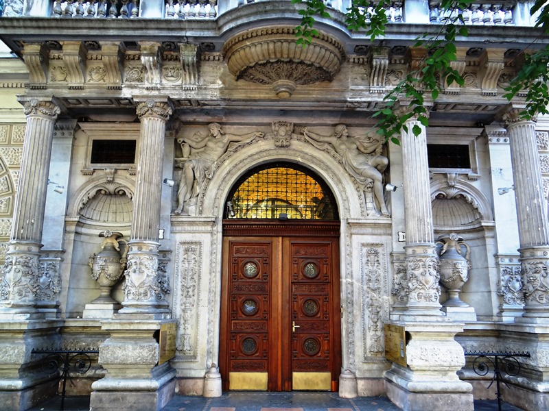 Frente de un edificio en la avenida Andrassy, declarada Patrimonio de la Humanidad por la UNESCO