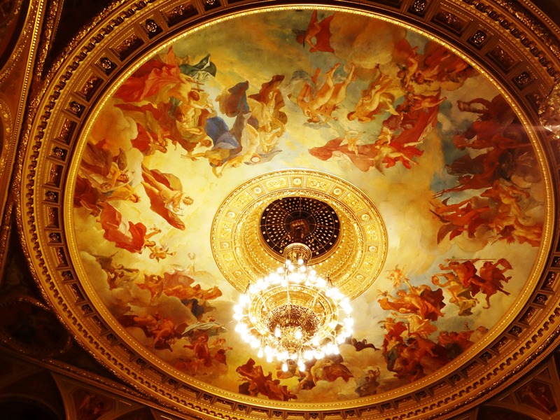 Vista interior de la Ópera; detalle del fresco la Apoteosis de la Música, y lámpara principal