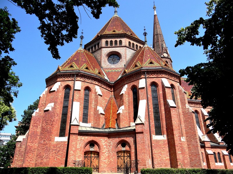 La espléndida Iglesia Luterana en el barrio de Víziváros, en Buda