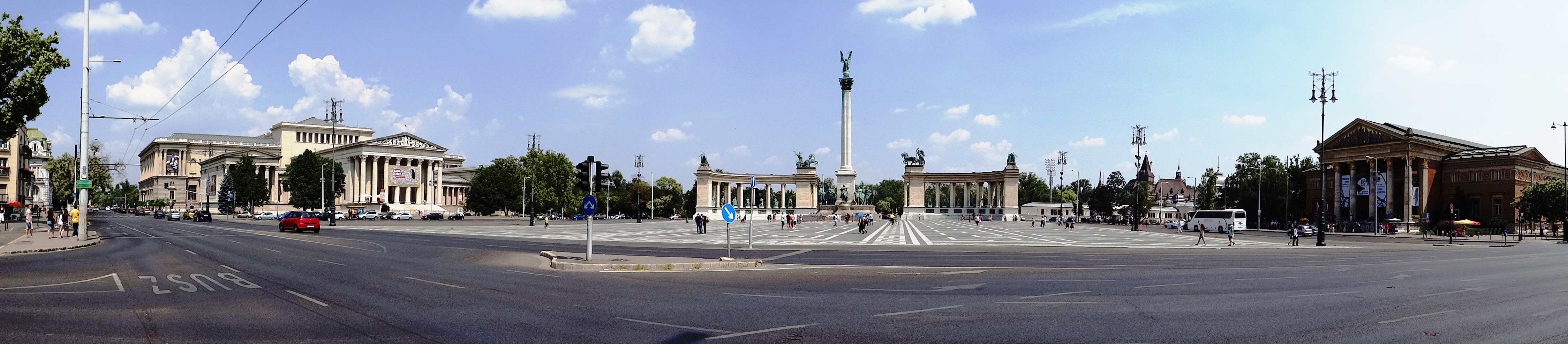 Panorámica de la Plaza de los Héroes, que incluye el Museo de Bellas Artes y el Palacio del Arte