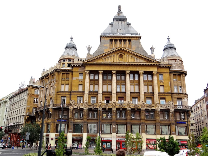 Edificio muy cerca del nacimiento de la avenida Andrassy