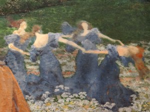 Grupo de ninfas danzando, atrás, a la derecha.