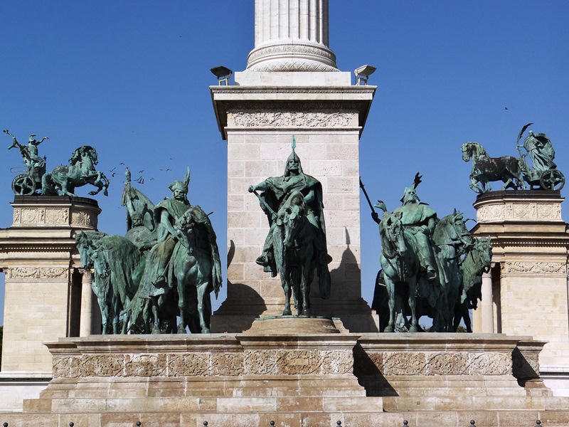 Detalle del Memorial del Milenio, que incluye el grupo escultórico de los líderes de las siete tribus magiares que fundaron Hungría