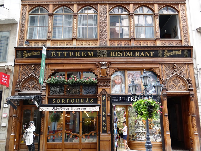 Uno de los muchos restaurantes de excelente cocina húngara, ubicado en la calla Váci