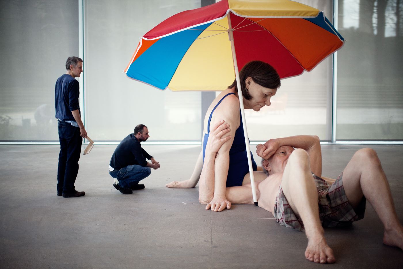 "Couple under un Umbrella", en español "Pareja bajo una sombrilla" (2013). Esta obra mide 300 x 400 x 350 cm.