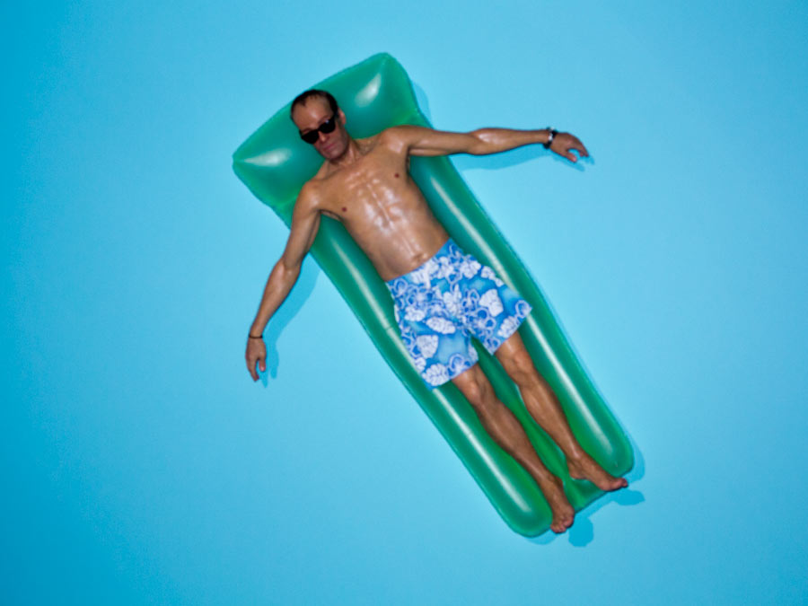 "Drift", en español "A la deriva" (2009) rompe el modelo de colores neutros con un colorido traje de baño. El único objeto real es el reloj en la muñeca izquierda (un reloj para niños). Mide 118 x 96 x 21 cm.