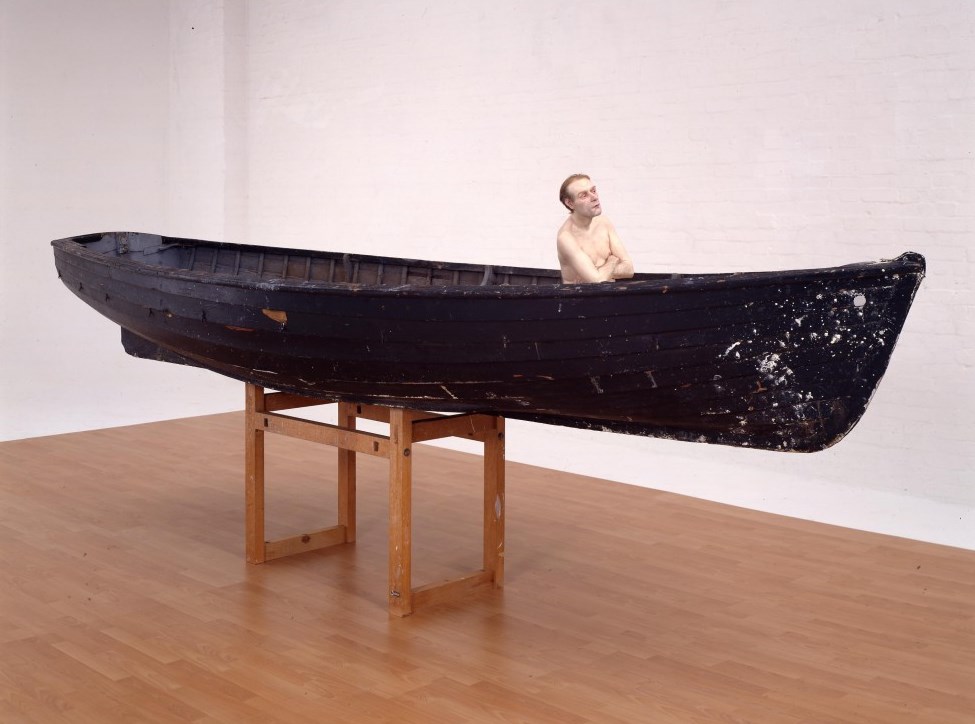 "Man in a boat", en español "Hombre en un bote" (2002). Mide 159 x 138 x 425.5 cm.