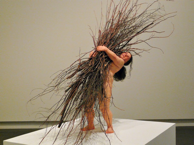 "Woman with sticks", en español "Mujer con ramas" (2009). Mide 170 x 183 x 120 cm.