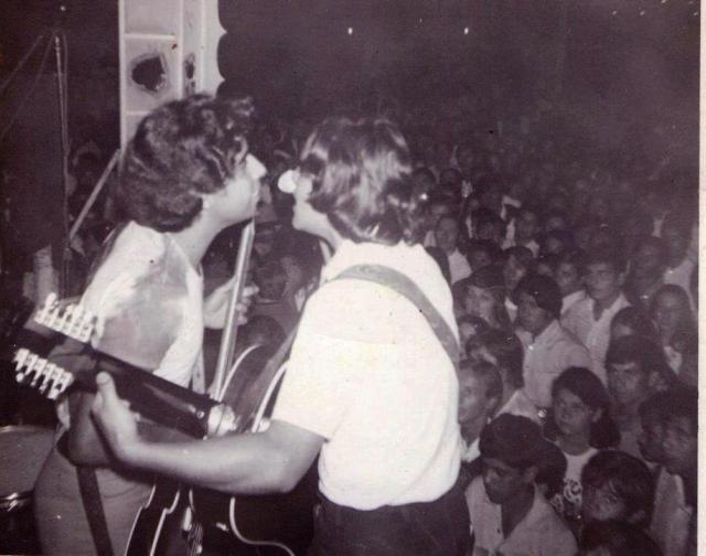 Oscar Allende a la izquierda tocando en Solvente