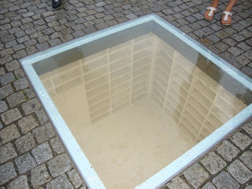 Monumento conmemorativo de "La quema de los libros" en la Bebelplatz