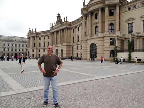 El autor de esta nota en la Bebelplatz