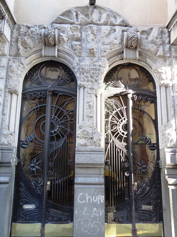 La doble entrada de la Casa Calise. Nótese el bello trabajo de herrería de las puertas rodeadas por las paredes caladas