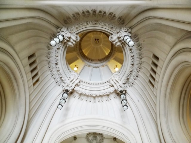 Vista de la bóveda interna desde el centro del pasaje peatonal.