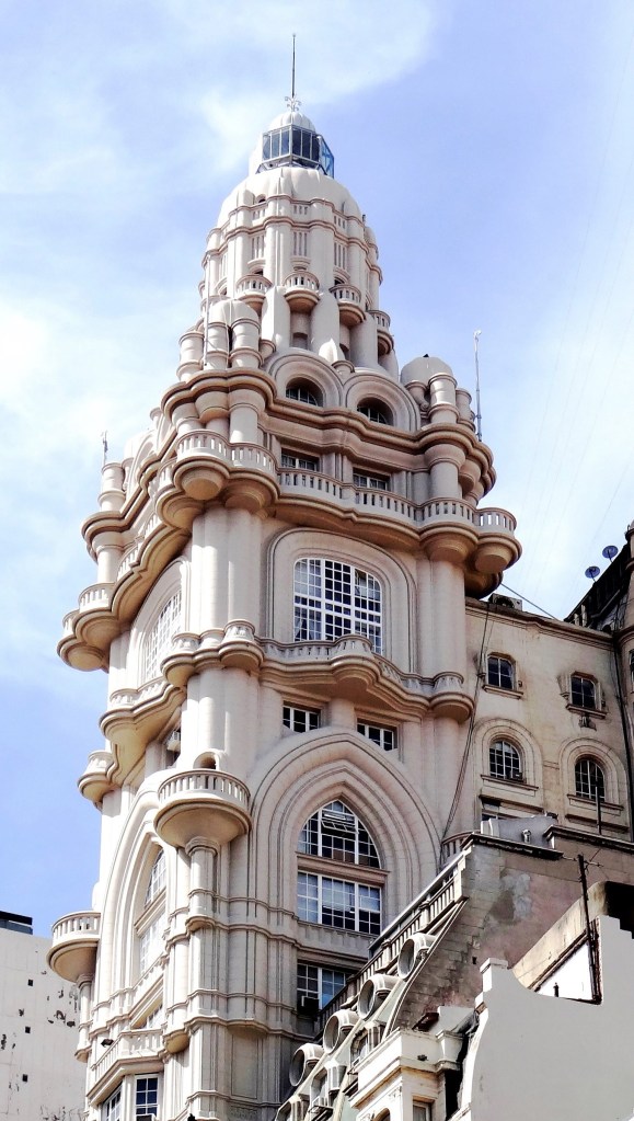 Cúpula con influencia de arquitectura india