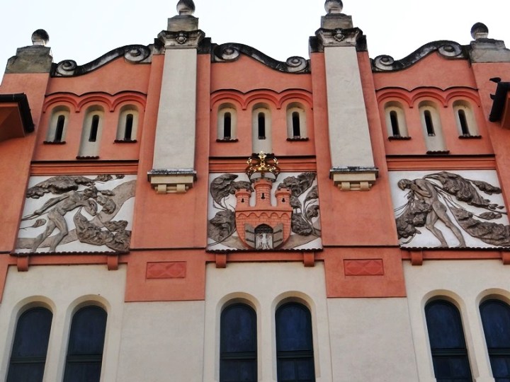 Alrededores Palacio de las Artes de Cracovia 01