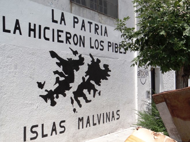 Muy cerca de donde termina el pasaje Trieste, sobre la calle Tupac Amaru un enorme mural recuerda a los verdaderos héroes de Malvinas, los jóvenes soldados.