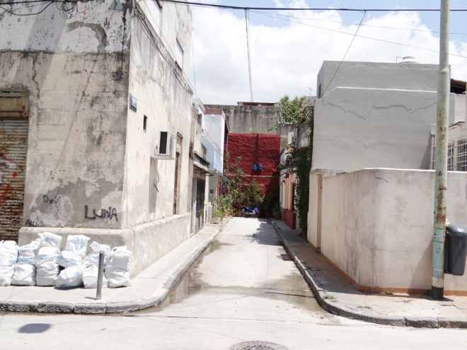 Vista de la esquina del Pasaje Trieste con la calle Juan A. Boeri, visto desde el Pasaje Triste, avanzando desde Tupac Amaru. Al fondo se ve el paredón rojo donde termina la calle.