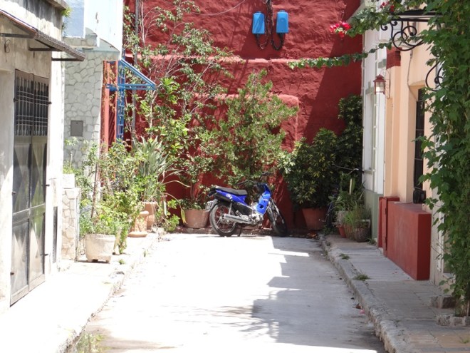 El paredón rojo donde termina el estrecho pasaje Trieste.