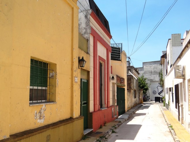 Pasaje Trieste, vista parcial de la primer cuadra, lado norte, desde la calle Juan A. Boeri hacia la calle Tupac Amaru (ver paredón al fondo)