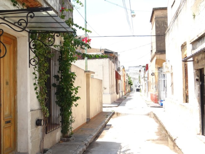 Vista el pasaje Trieste desde el cul-de-sac. Al fondo la calle Tupac Amaru.