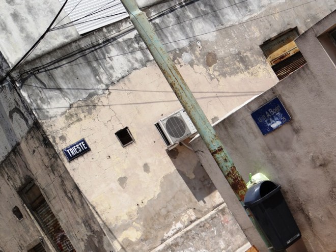 Esquina oeste de Juan A. Boeri y Trieste, vista desde la cuadra norte de Juan A. Boeri