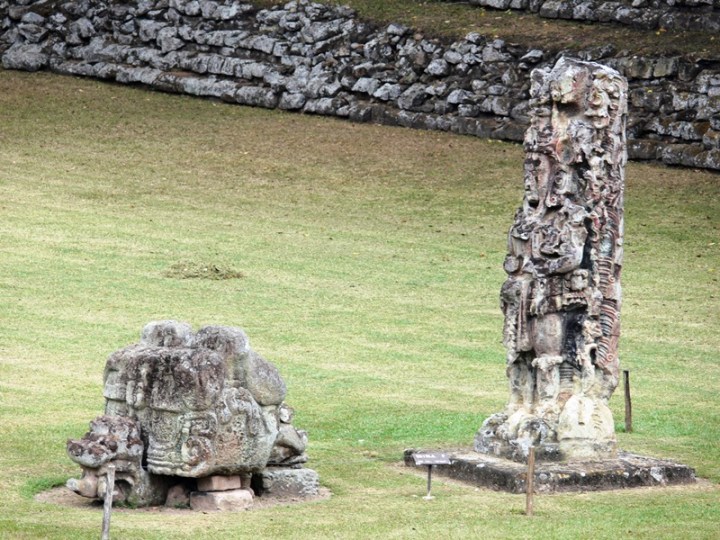 023-p1170577-estela-f-con-altar